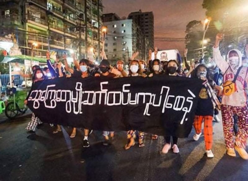 Youths protest junta rule in Yangon's Mingalar Taung Nyunt township, March 13, 2022. Credit: Nway Oo