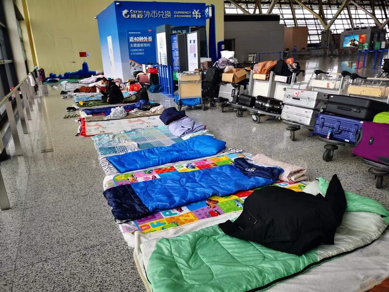 浦东机场T2航站楼滞留旅客自己搭建的睡眠区。（受访者提供）