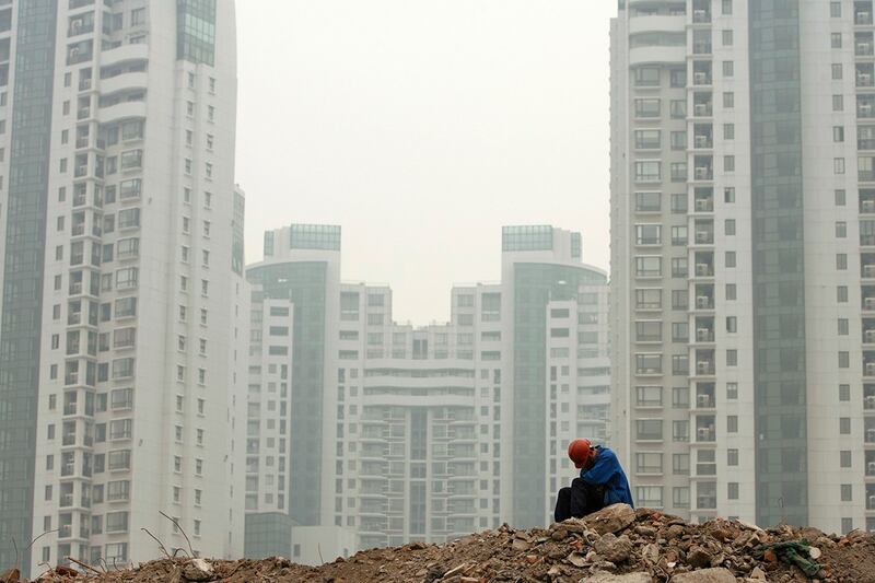 图为上海的一处住房建筑工地。中国人民银行行长潘功胜最近宣布，将降低存量房贷利率和统一房贷最低首付比例，引导商业银行将存量房贷利率降至新发放房贷利率附近。（路透社资料图片）