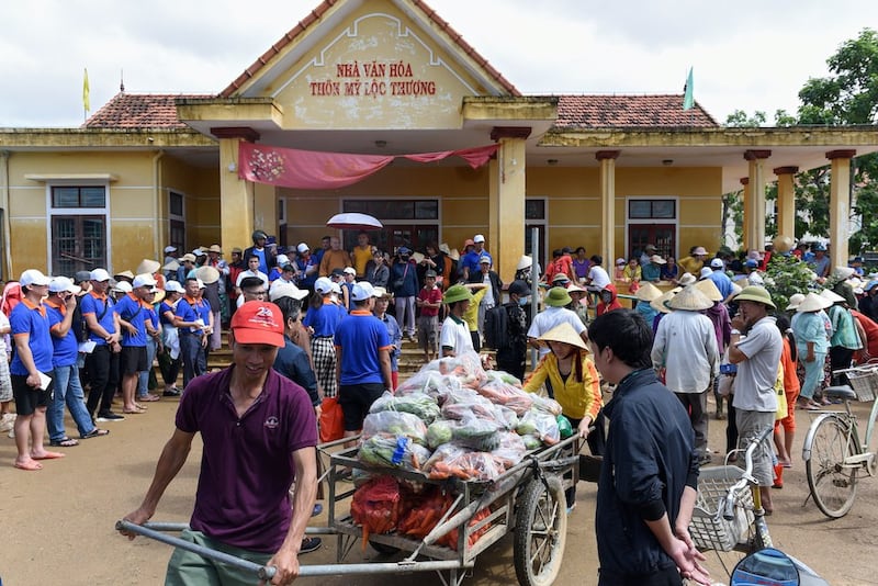 Hình minh hoạ. Người dân ở Mỹ Thượng Lộc, Quảng Bình nhận hàng cứu trợ hôm 26/10/2020