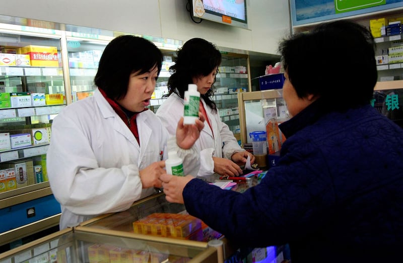 顾客在上海一家药店买药。(AP)