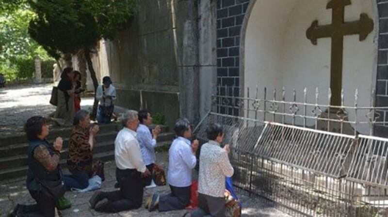 上海天主教徒在佘山圣母大殿外祈祷（Vatican News）