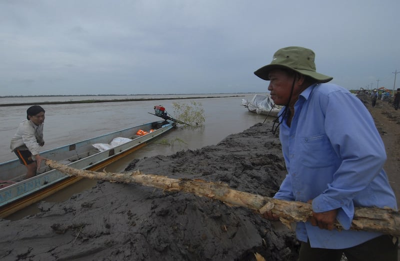 Người dân gia cố đê sông Mekong ở tỉnh Đồng Tháp 28/9/2011.