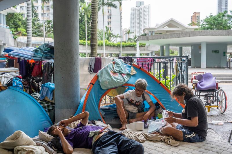 通州街公园近年成为不少香港无家者的落脚点，他们搭起简易的帐篷和床垫生活。（摄影／陈朗熹）