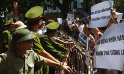 Công an canh chừng những người dân biểu tình chống Trung Quốc hôm 22/7/2012 tại Hà Nội. AFP photo 