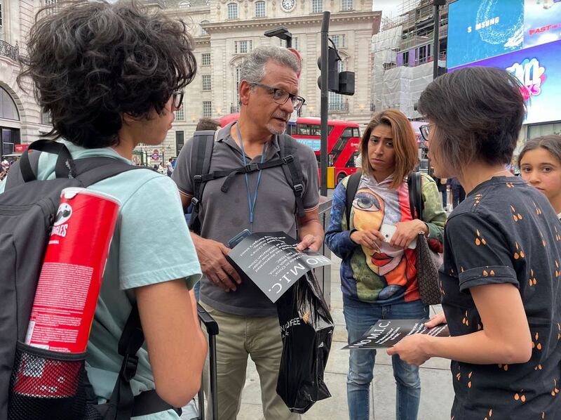 有参加集会的港人向当地人及游客派发宣传单张，讲解何谓“7.21暴力袭击事件”，以及为何要抵制中国货。 （吕熙摄）