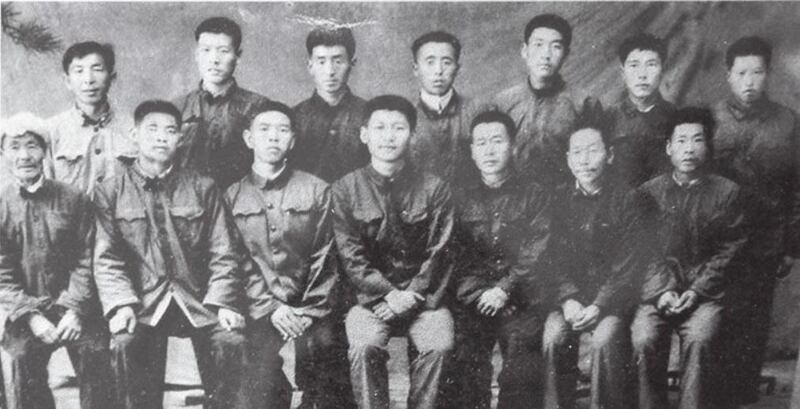 1975年陕西延安延川县习近平插队的梁家河人欢送习近平赴清华上大学合影。前排正中是习近平。（网络图片）