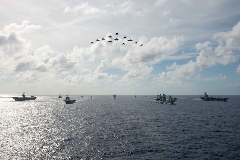 舰载机编队从舰队上空飞过。（脸书图片/U.S. Pacific Fleet/U.S. Navy）