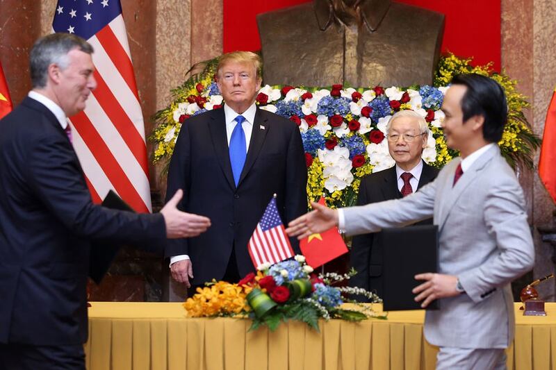 Tổng thống Mỹ Donald Trump và Chủ tịch Nguyễn Phú Trọng chứng kiến lễ ký các hợp đồng thương mại giữa các công ty hai nước ở Hà Nội hôm 27/2/2019