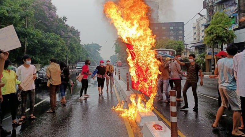 myanmar-protesters-burn-flag-yangon-apr5-2021.jpg