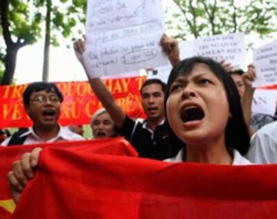 Giới trẻ xuống đường biểu tình chống Trung Quốc hôm 12/6/2011 tại Hà Nội. AFP Photo. 