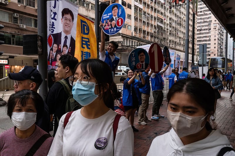 2023年12月10日，香港区议会选举首度无泛民主派参选创最低投票率。有市民表示无法认同假选举，宁可去玩也不投票。（美联社图片）