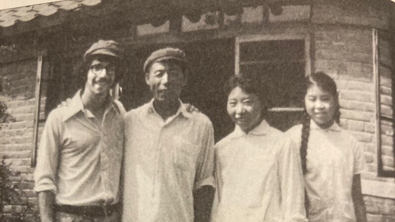 1973年夏天，还在耶鲁大学念书的齐迈可（左1）随美国学生参访团访中国，他在沈阳近郊的人民公社，受到农民余克辛（左2）一家很亲切丰盛的邀请。（照片提供／齐迈可）