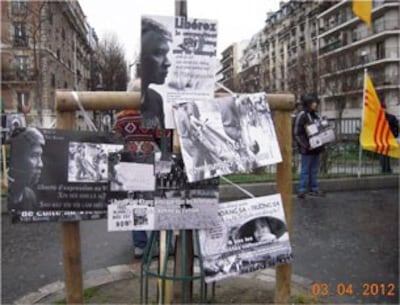 Biểu ngữ của đoàn biểu tình treo trên đường phố ở Paris. Photo Tường An/RFA