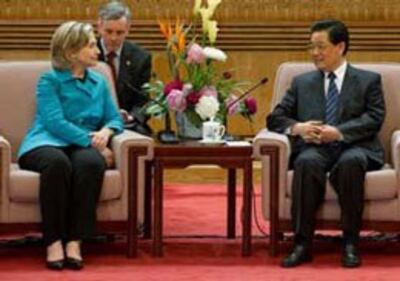 Chủ tịch Trung Quốc Hồ Cẩm Đào (phải) thảo luận với Ngoại trưởng Mỹ Hillary Clinton trong cuộc họp tại Đại lễ đường Nhân dân ở Bắc Kinh, hôm 25/05/2010. AFP