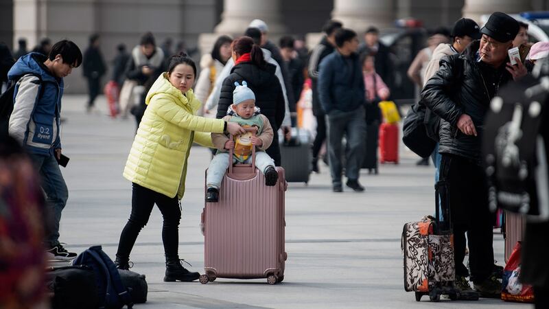 目前，中国已进入每年一度的春运流动期，各地火车站和长途客车站均未采取防范措施。图为2020年1月12日，乘客到达湖北省武汉市的火车站。（法新社） 