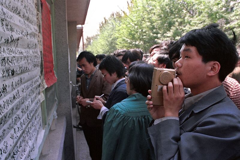 1989年4月23日，北京大学校园里张贴的大字报。（法新社）