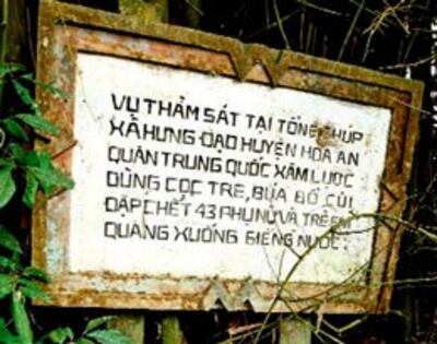 Tấm bia sơ sài tưởng niệm vụ thảm sát tại Tổng Chúp, xã Hưng Đạo, huyện Hòa An. RFA file 