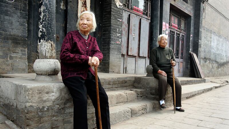 资料图片：居民在古老的城寨平遥古城内的一条旧街上休息。（路透社）