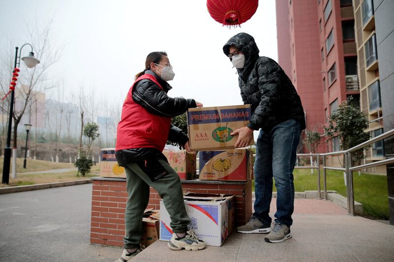 西安市民1月4日在封控期间收到食物接济。 (路透社图片)