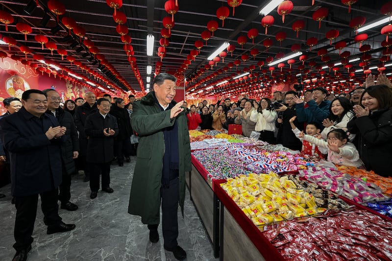 2025年1月23日，习近平赴辽宁省沈阳市考察沈阳大东副食品商场，和群众挥手笑谈。