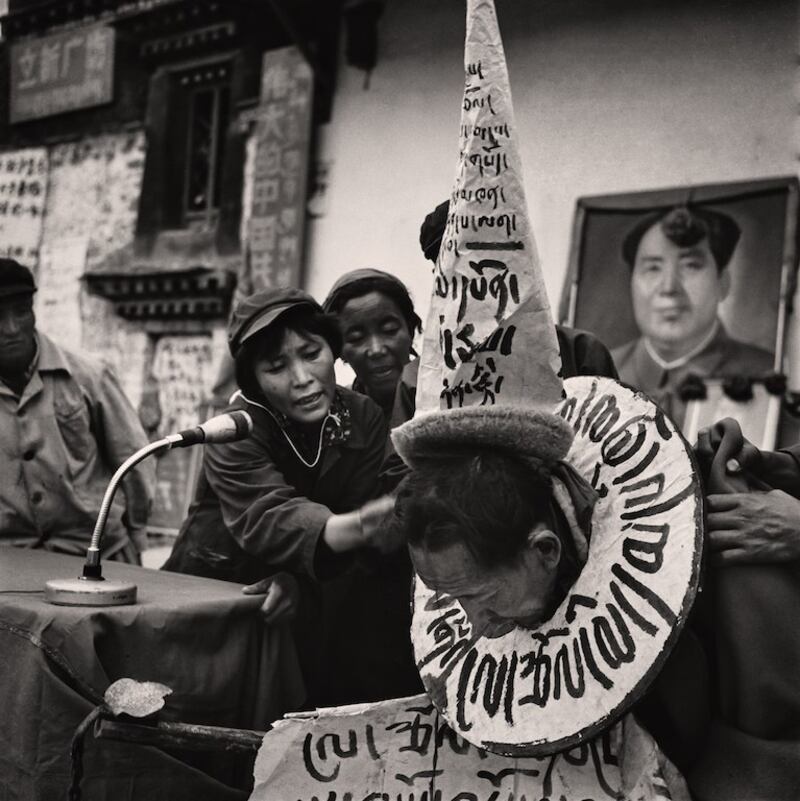 这位戴高帽的被斗者是察第·次旦多吉，1950年代以前的拉萨市长，我母亲的舅舅。（泽仁多吉拍摄）