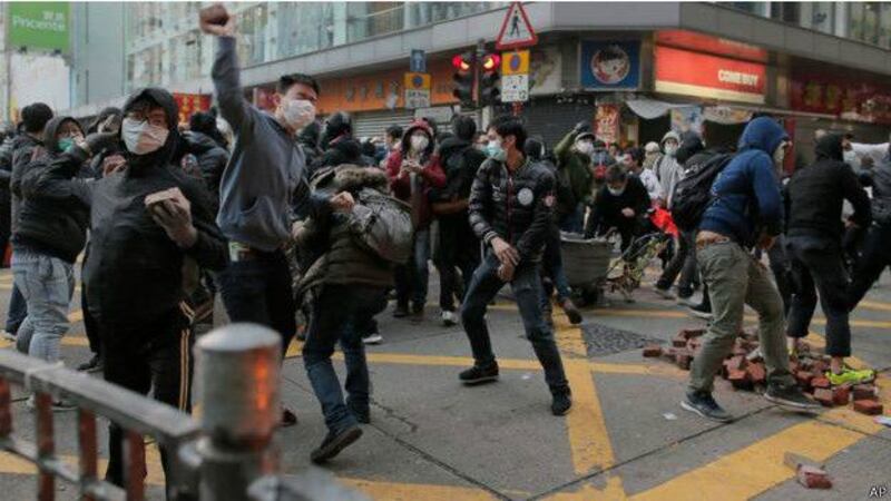 2016年2月8日夜晚至2月9日早晨于香港旺角发生的警民冲突事件。图为警方在冲突现场使用了警棍和辣椒水，示威者则向警察投资石块和玻璃瓶。（美联社） 