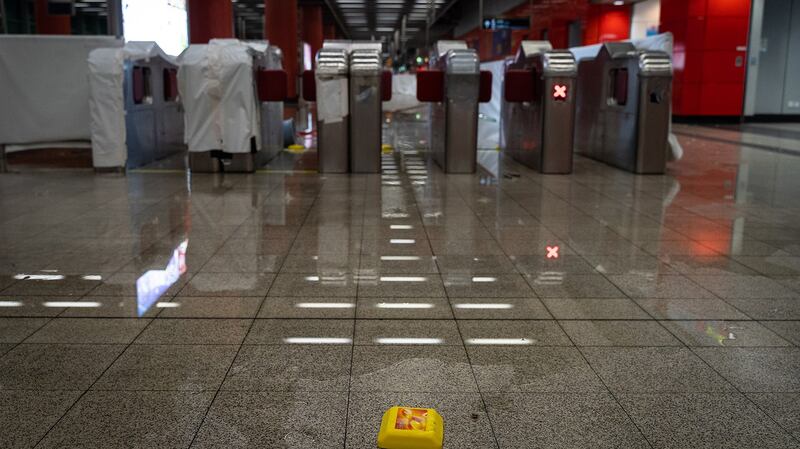 随着反送中冲突从街头蔓延至商场、港铁等生活空间，不少人不再搭方便的地铁，学习坐巴士转乘。（摄影／刘贰龙）