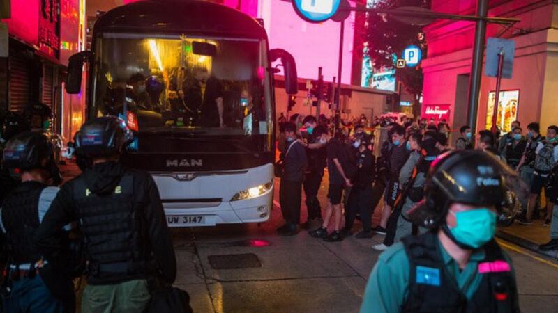 七月一日香港人上街抗议国安法，港警逮捕数百名示威者。(法新社)