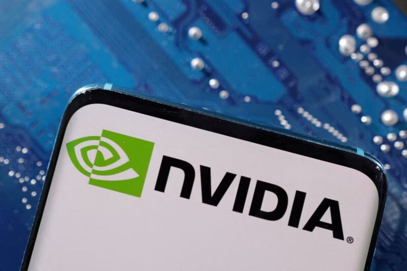 一台手机屏幕上显示的英伟达（NVIDIA）芯片。美国目前已扩大了对中国半导体出口的限制范围，包括禁止半导体业巨头英伟达向中国销售更先进的人工智能芯片。（REUTERS/Dado Ruvic/Illustration）