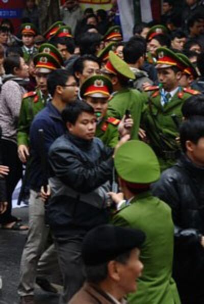 Công an ra sức giải tán người biểu tình chống Trung Quốc hôm 09/12/2012 tại Hà Nội. AFP photo