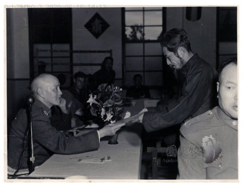 图为1950年蒋中正总统接见花莲县首任民选县长杨仲鲸（民社党籍）（国史馆提供，马英九脸书）