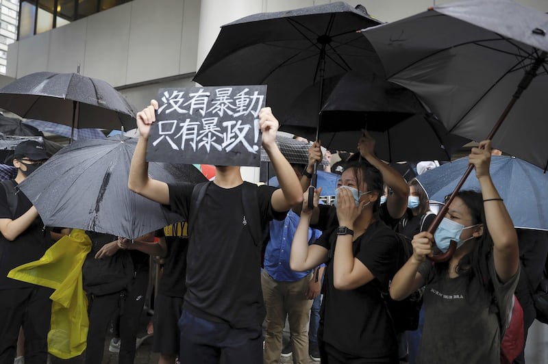 2019年7月31日，香港东区法院大楼外，近千名声援者在场聚集，高叫“没有暴动、只有暴政”等口号。（美联社）