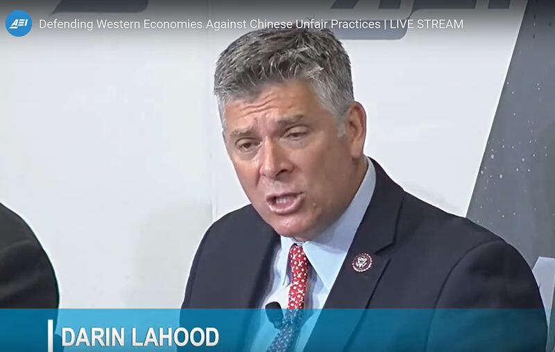 美国联邦众议员拉胡德(Darin LaHood)在座谈会上表示，中国在2001年加入世贸组织后，并没有适应基于规则的系统，而是继续窃取美国的知识产权，继续违反国际贸易规则。（视频截图）