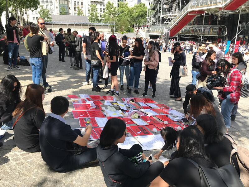 2019年6月16日，在巴黎的香港侨民也共襄盛举，齐聚蓬皮杜中心广场，要求港府完全撤回《逃犯条例》。集会中，也举行悼念仪式，为因“反送中”而坠楼逝世的同路人默哀，表达侨民们对他的敬意与哀伤。(记者蔡凌)