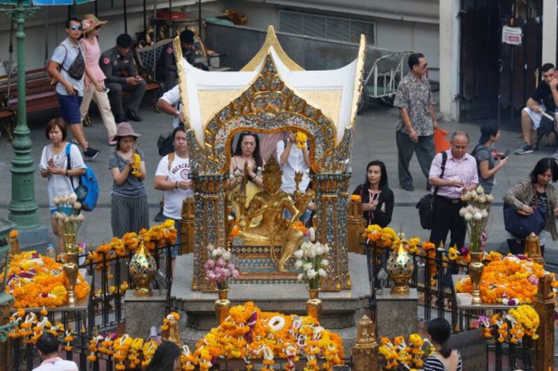 Tourists and locals pray during the first anniversary of the Erawan Shrine bombing, in central Bangkok, Aug. 17, 2016. Credit: Reuters