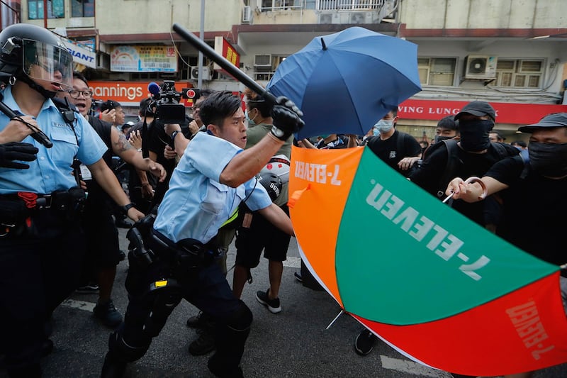 提案认为香港警方过度使用武力，呼吁欧盟停止向香港警方提供防暴装备。图为2019年7月13日,香港警察袭击示威者。（美联社）