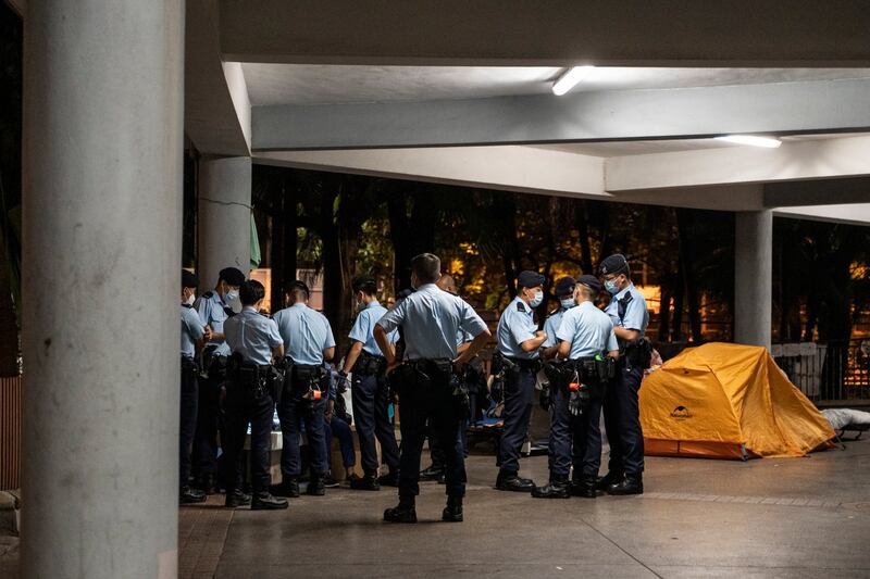 香港警察不时进入通州街公园调查案件和执行职务。（摄影／陈朗熹）