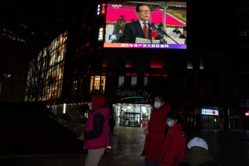 北京一家商场的大屏幕2022年11月30日正在播出中国前领导人江泽民的死讯（美联社图片）