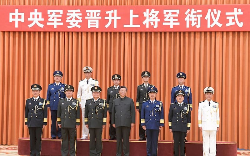 新任中国国防部长董军（后排左二）于2021年晋升上将（百度百科截图）