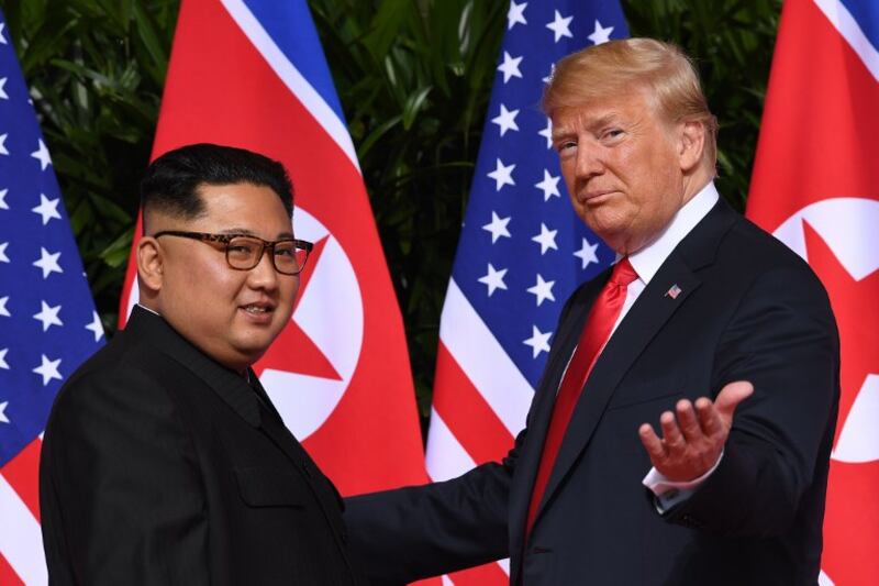 Tổng thống Hoa Kỳ Donald Trump và lãnh tụ Bắc Hàn Kim Jong Un trong Thượng đỉnh Hoa Kỳ - Bắc Hàn ở Singapore ngày 12/6/2018.