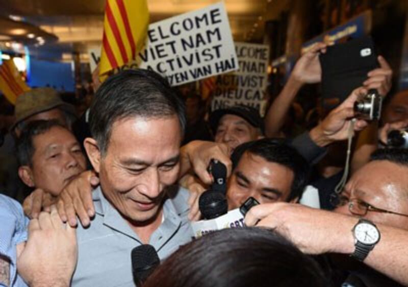 Blogger Điếu Cày Nguyễn Văn Hải tại Los Angeles tối 21/10/2014. AFP photo