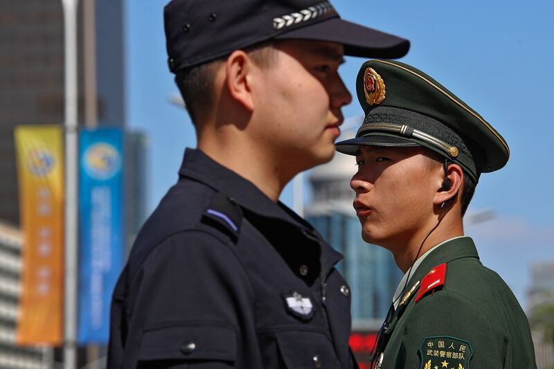 资料图片：第二届“一带一路”高峰论坛期间，北京启动了超高级别的安保措施，会场周边道路封闭、地铁站不开放，街头武警、执勤公安人员随处可见。 （美联社）