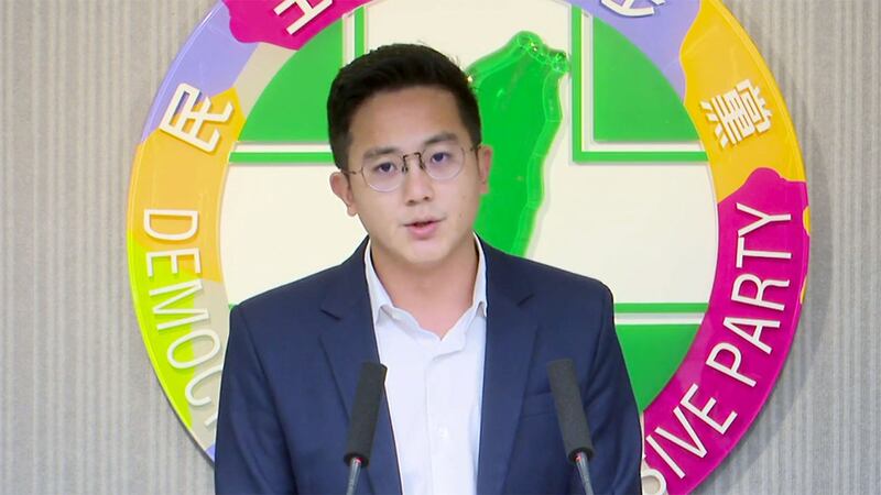 民进党发言人廖泰祥转述3日中常会定调：对罢韩案，呼吁市民行使公民权。（民进党脸书截图）