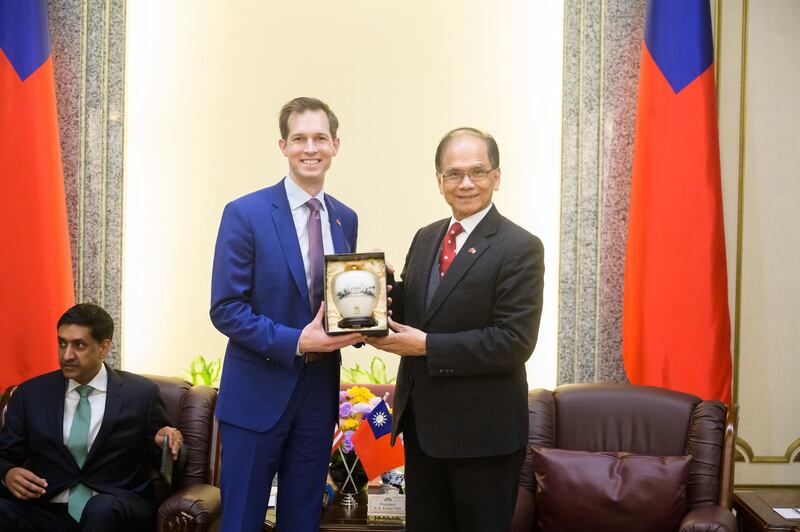 台湾的立法院长游锡堃（右）20日会见美国麻萨诸塞州民主党籍联邦众议员欧清杰（Jake Auchincloss）（左）等一行人。（游锡堃办公室提供）