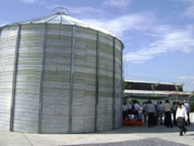 Loại silos chứa lúa của VN chứa được gần 1000 tấn lúa. Courtesy chebien.gov