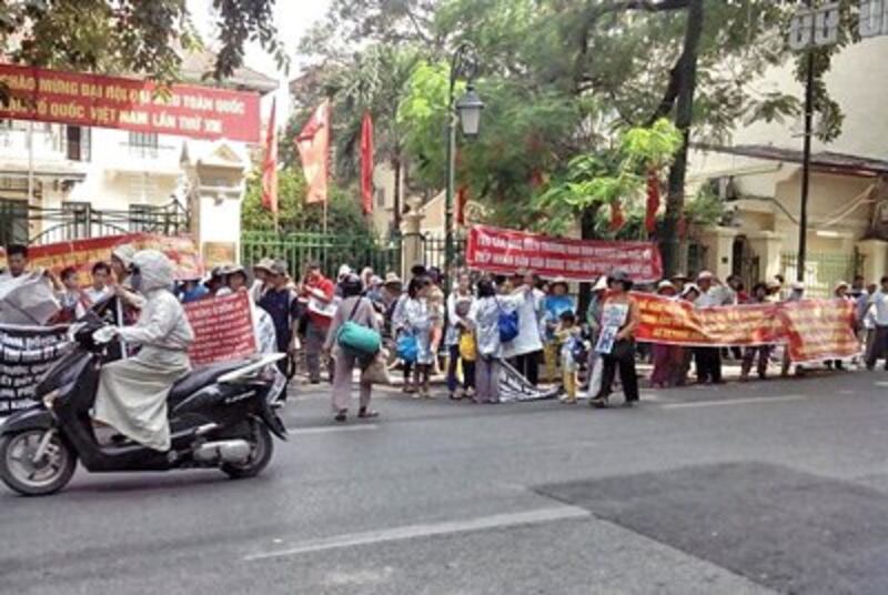 Ngày 8/10/2014, bà con dân oan Dương Nội cùng với người dân Văn Giang, Đồng Linh Hải Phòng và nhiều nơi khác trên cả nước đã biểu tình tại Ủy ban Trung Ương Mặt Trận Tổ Quốc Việt Nam, số 46 Tràng Thi, quận Hoàn Kiếm, Hà Nội