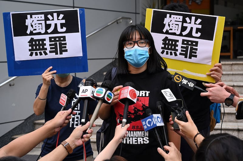 2021年6月5日，香港支联会前副主席邹幸彤在交保释放后对媒体发表讲话。（法新社图片）