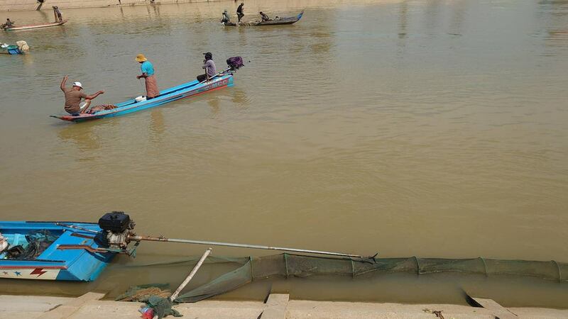 Fishing_at_Sala_Ta_Orn_Hydrodam_Battambang_Bigwave_110722_1.jpg