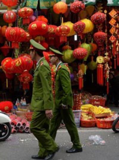 Lồng đèn Trung Thu Trung Quốc bày bán tại Việt Nam. AFP photo